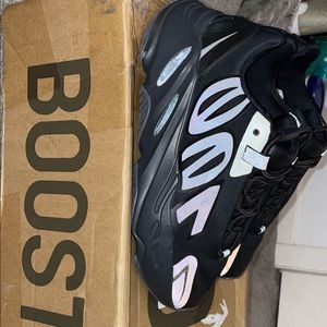 Yeezy Adidas Boost 700
MNVN